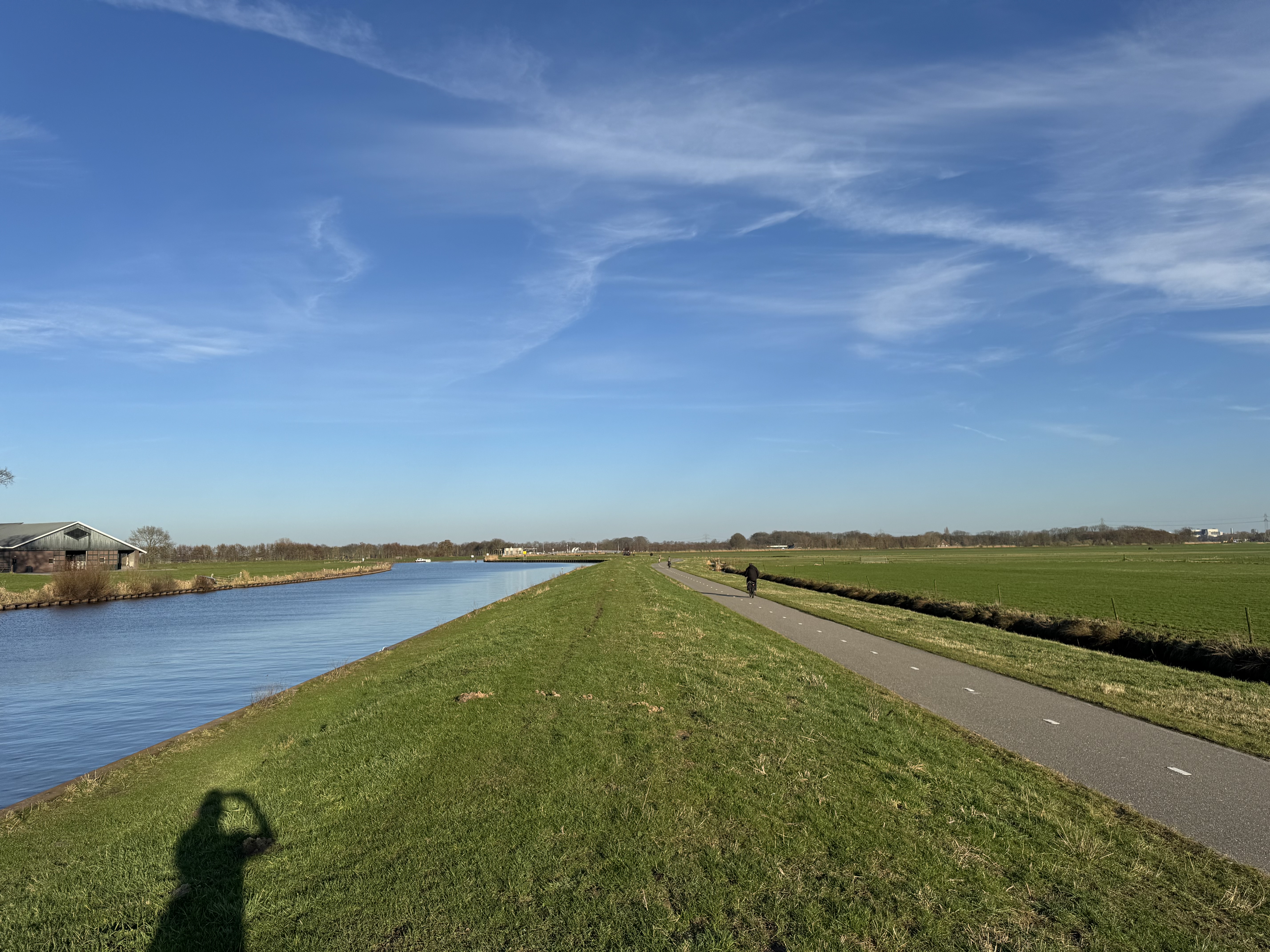 Open landschap bij Soest: water, groen, een pad dat doorloopt onder een wijde lucht